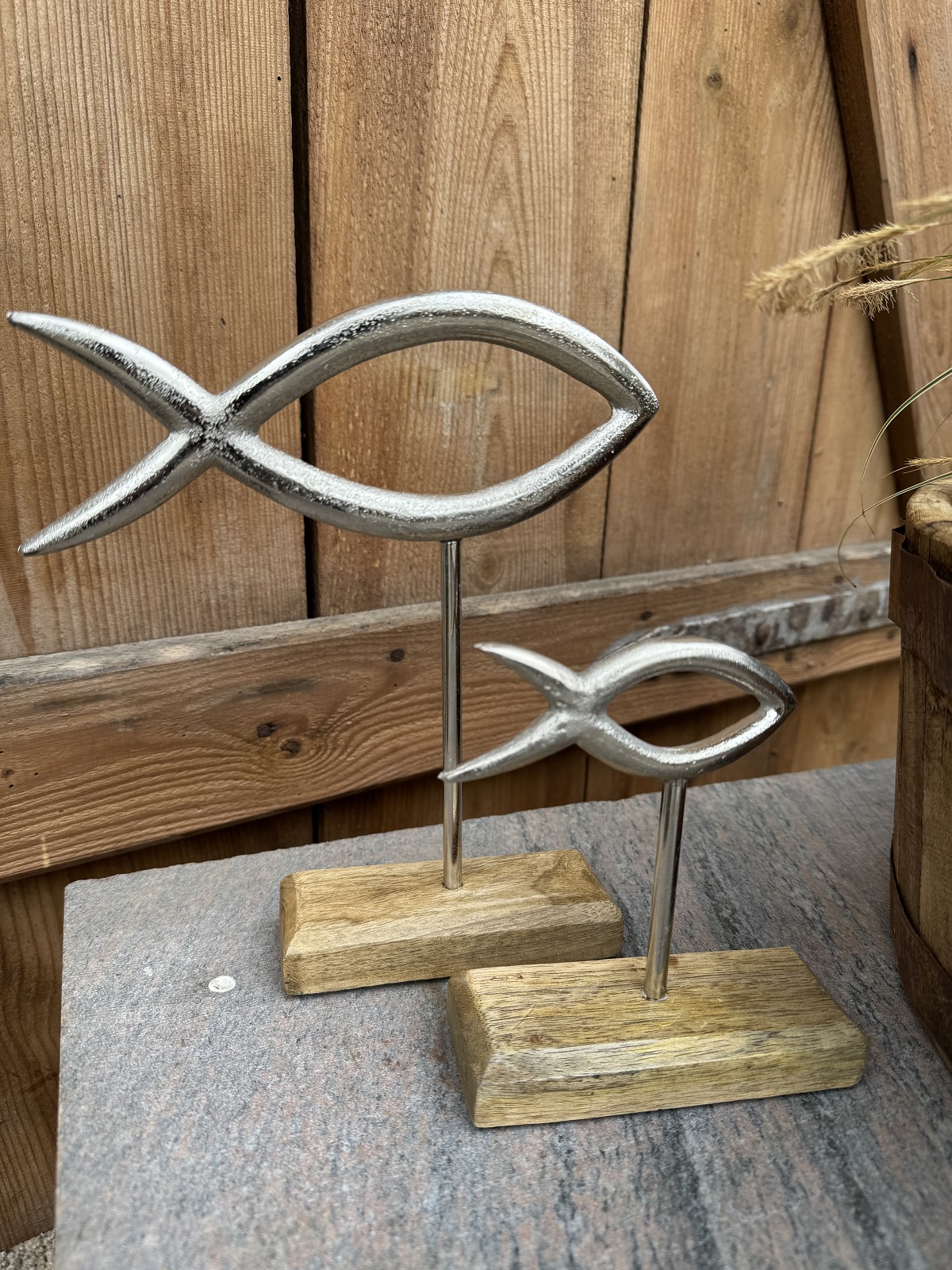 Aluminium Fisch silber groß auf Mango Holzsockel - Höhe 24 cm