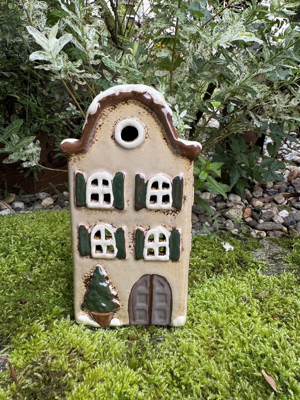 Keramik Windlicht Winterhäuschen braun mit grünen Fensterläden - Höhe 19 cm