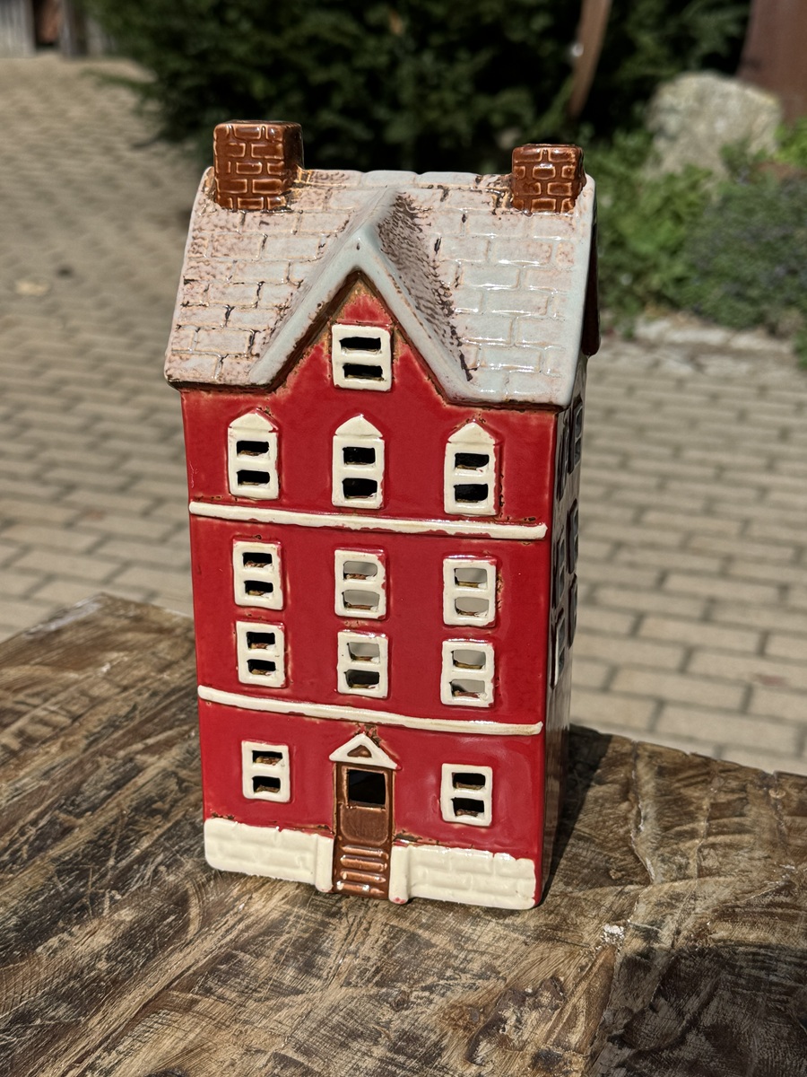 Keramik Lichthaus Olga in Rot mit weißen Sprossenfenstern - Höhe 24,5 cm