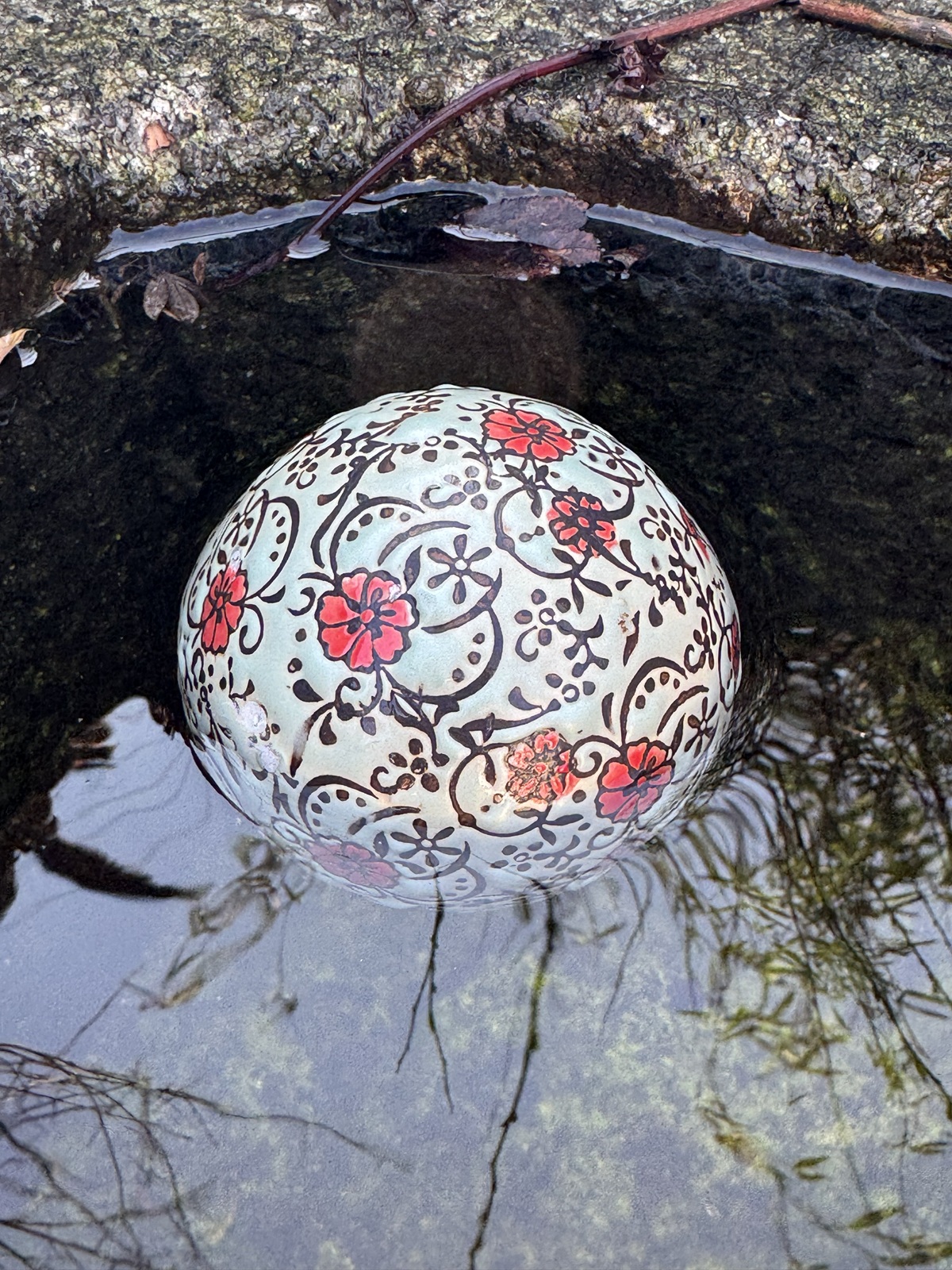 Keramik Schwimmkugel Blütenranke groß grün/rot - Durchmesser 7,5 cm