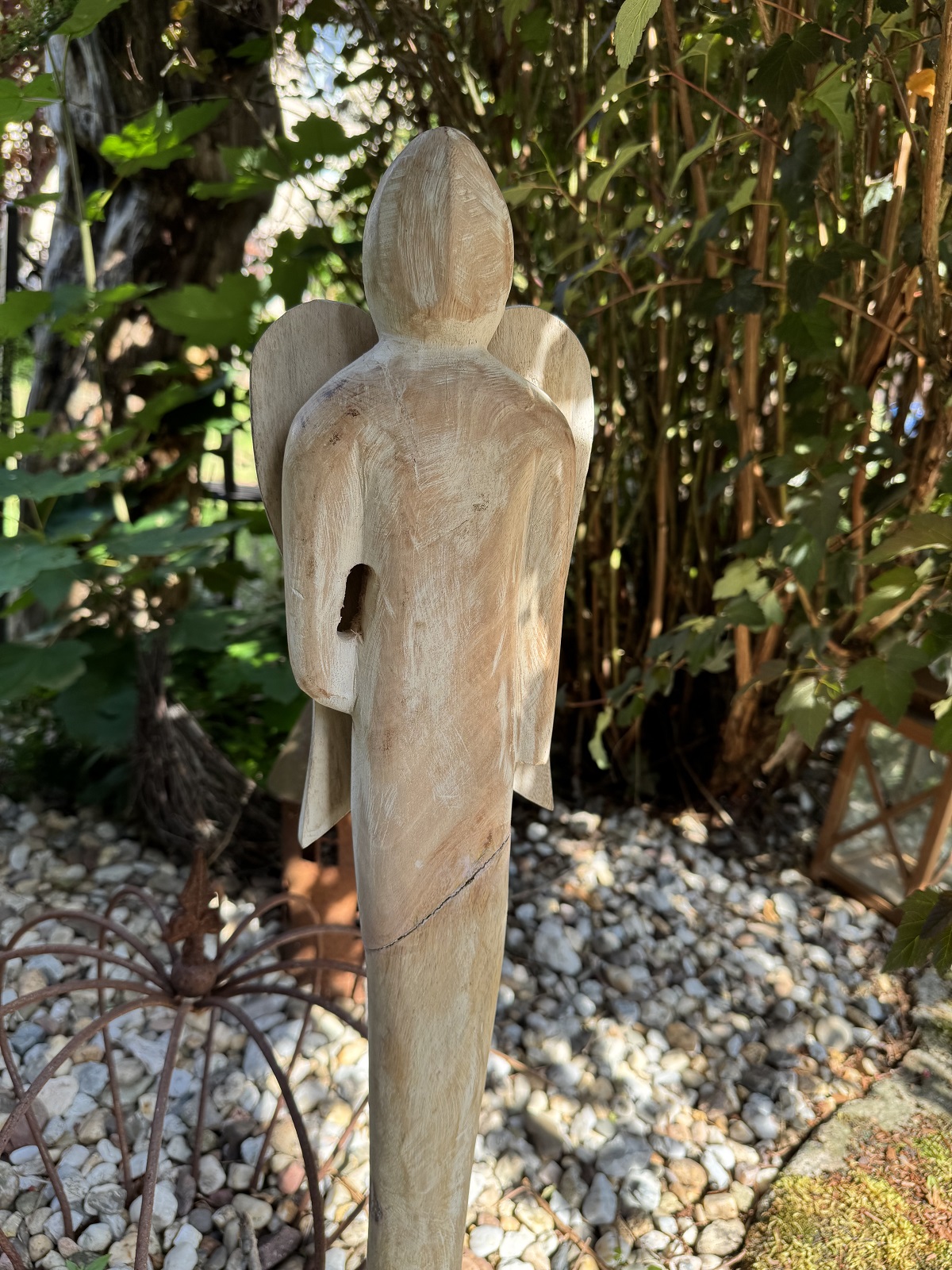 Holz Engel groß weiß gekalkt auf Sockel - Höhe ca. 71 cm