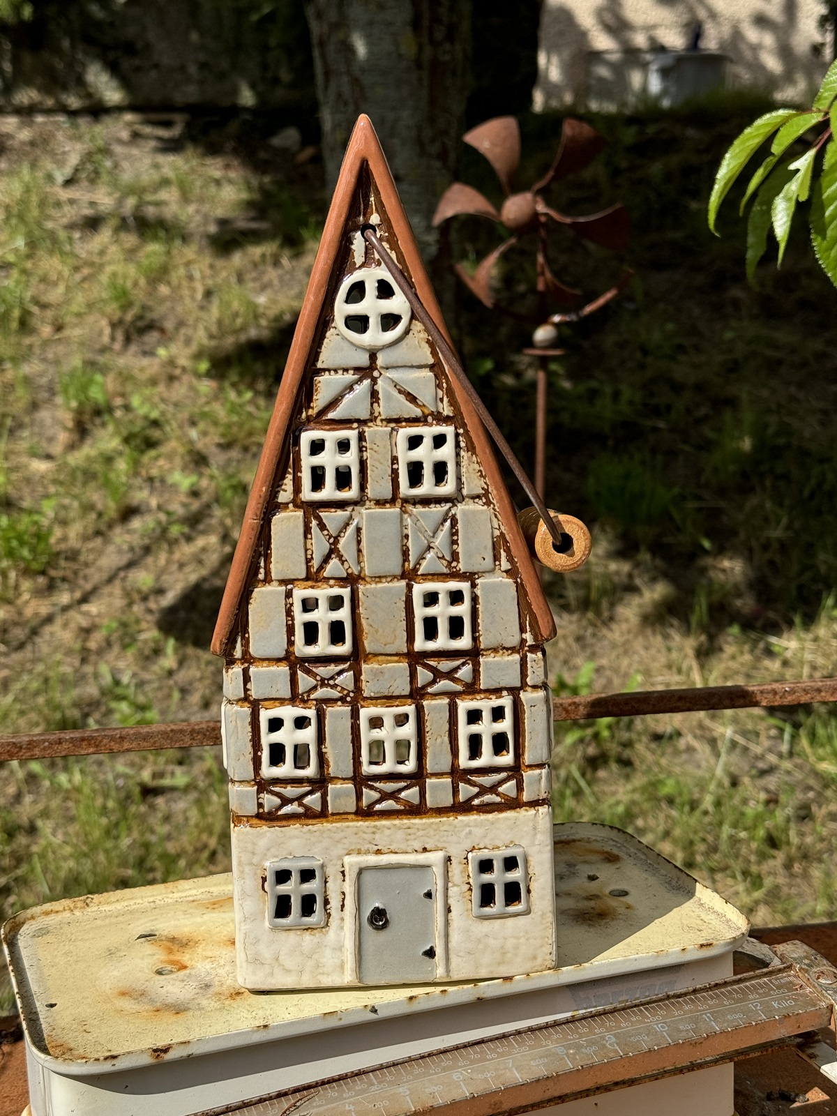 Keramik Windlicht Fachwerkhaus mit Henkel - Höhe 31 cm