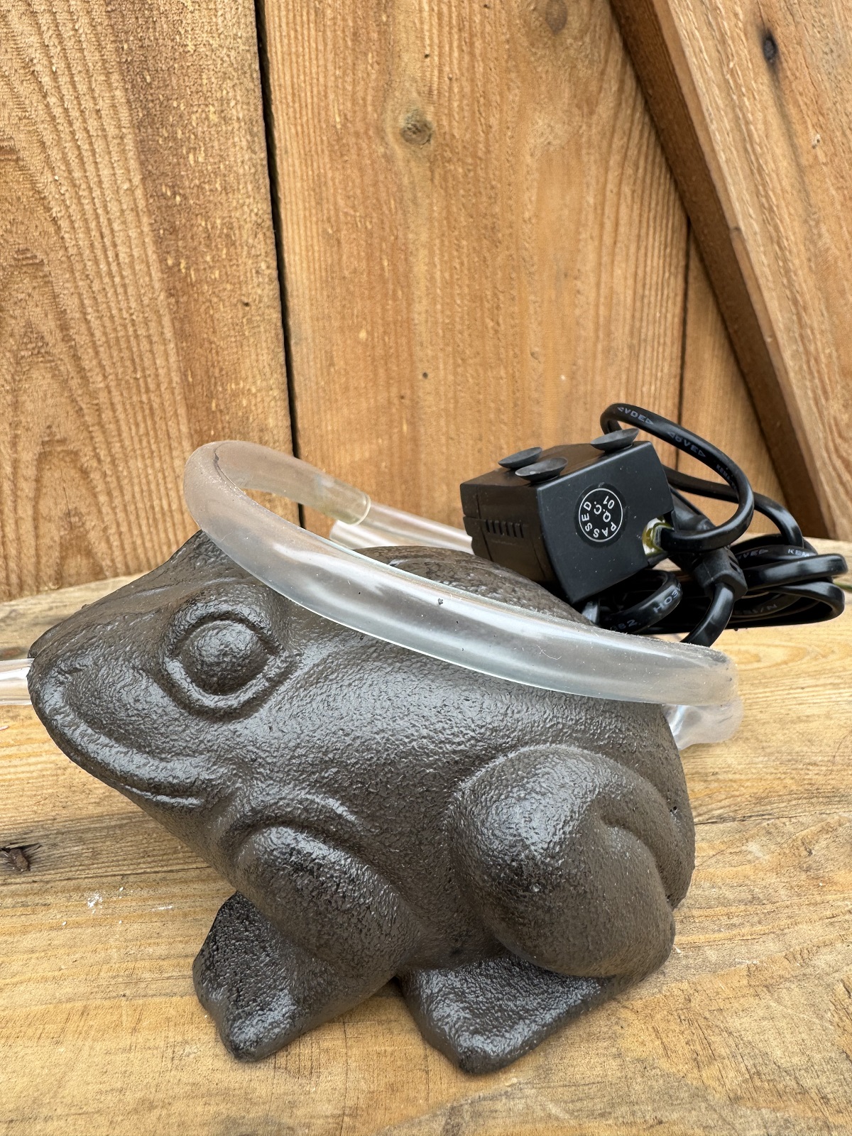 Wasserspeier Frosch Franz inkl. Pumpe - Höhe 8 cm  (Ab 2027 wieder erhältlich)
