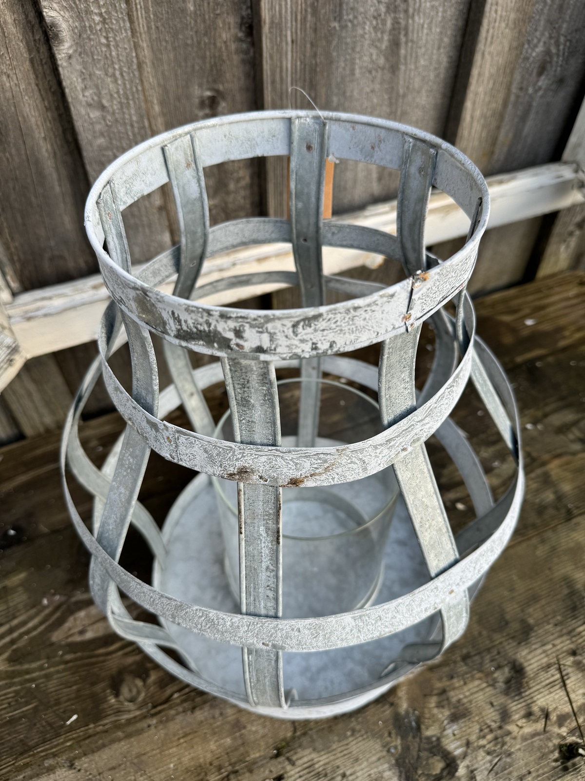 Eisenblech Windlicht Rusco hellgrau mit Metallstreifen  - Höhe 42 cm