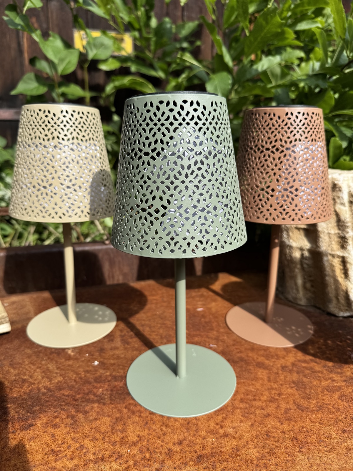 Solar Lampe groß creme mit Ausschnitten im Schirm - Höhe 27 cm