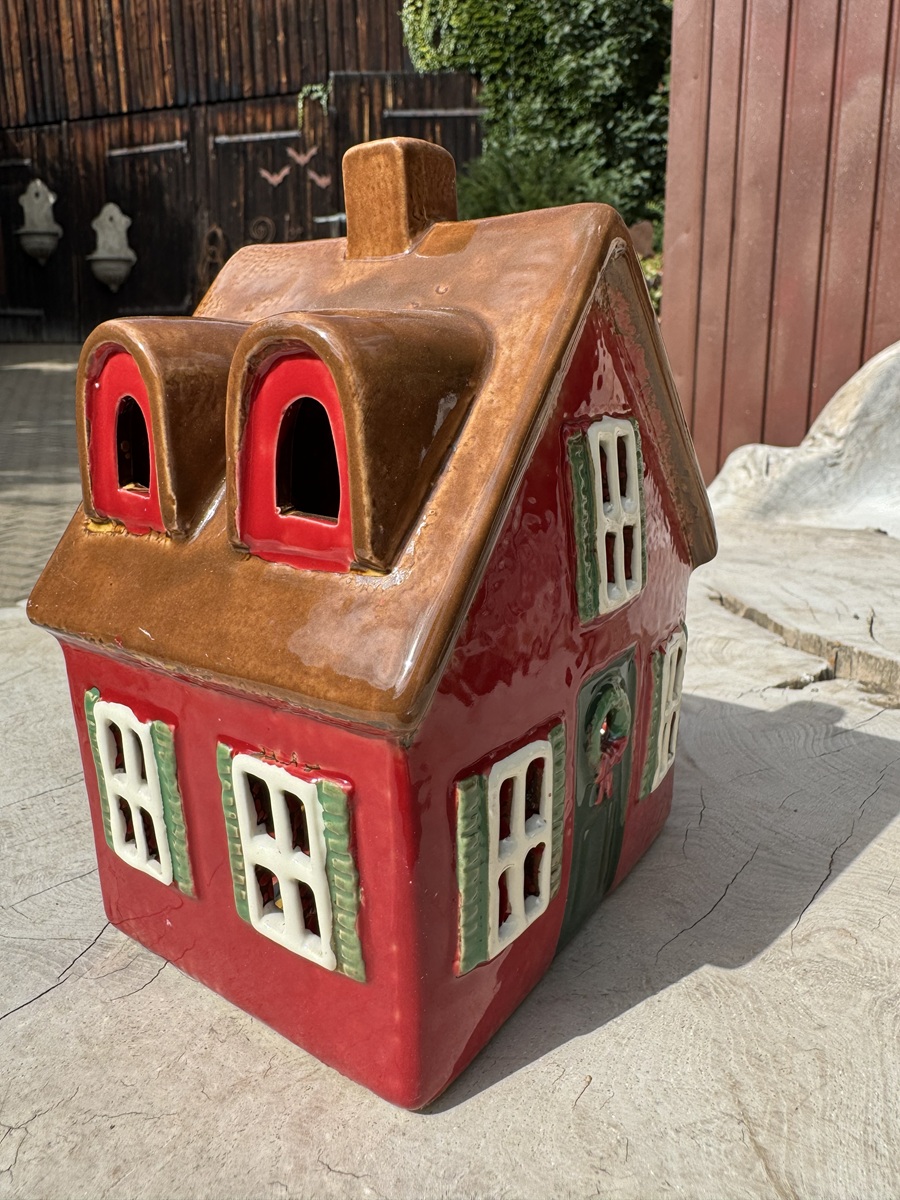 Keramik Lichthaus Waldfrieden Rot mit grüner Tür - Höhe 17,5 cm