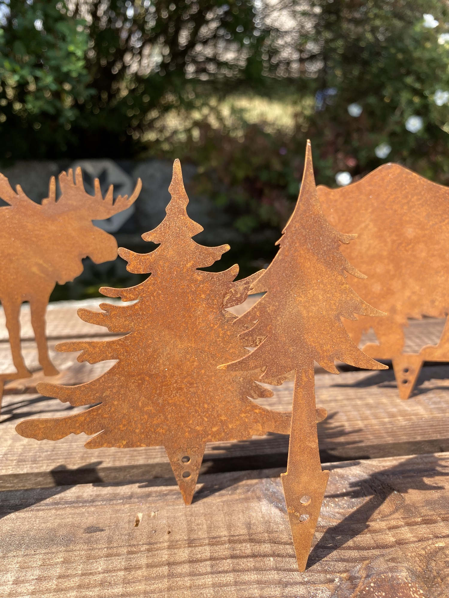 Edelrost 7tlg. Waldszene Tierfiguren und Tannen mit Dornspitze für Holz - Höhe 9-15 cm
