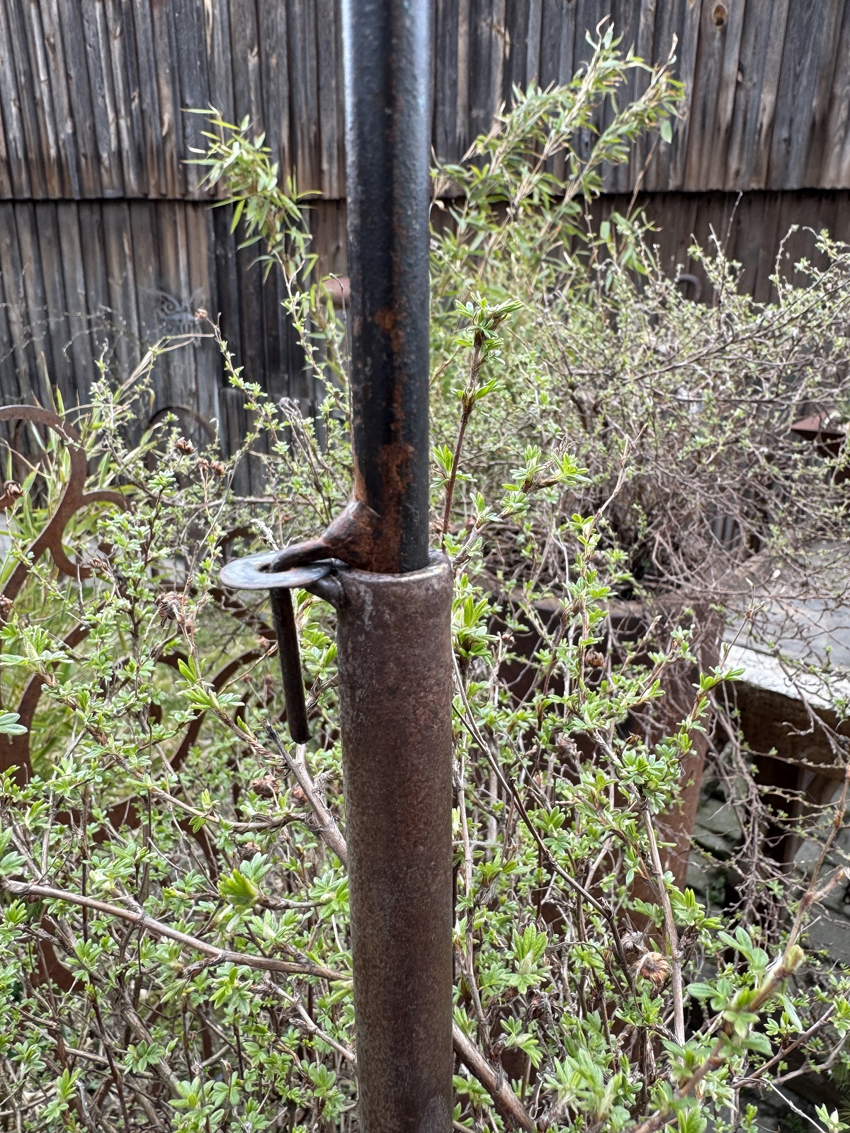 Metall Gartenstecker mit Schale dunkelbraun - Höhe 88 cm