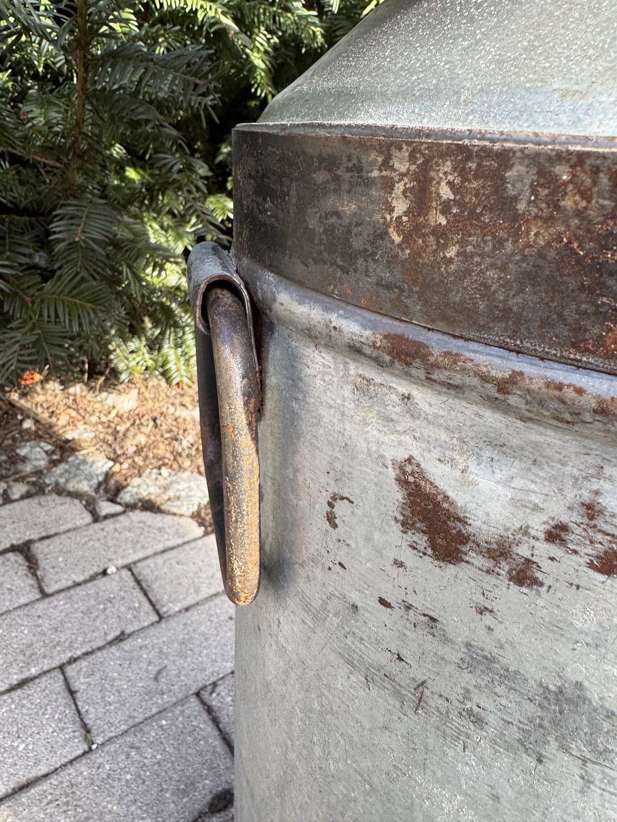Antike Milchkanne mit Tischplatte aus Holz - Höhe 66 cm
