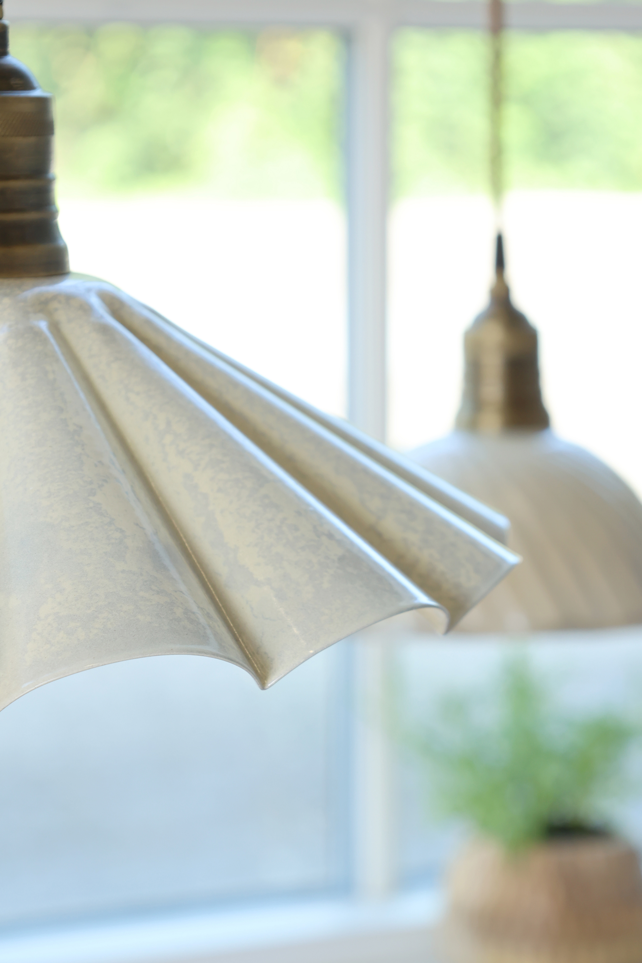 Emaille Deckenlampe wellige Form creme - Durchmesser 30 cm