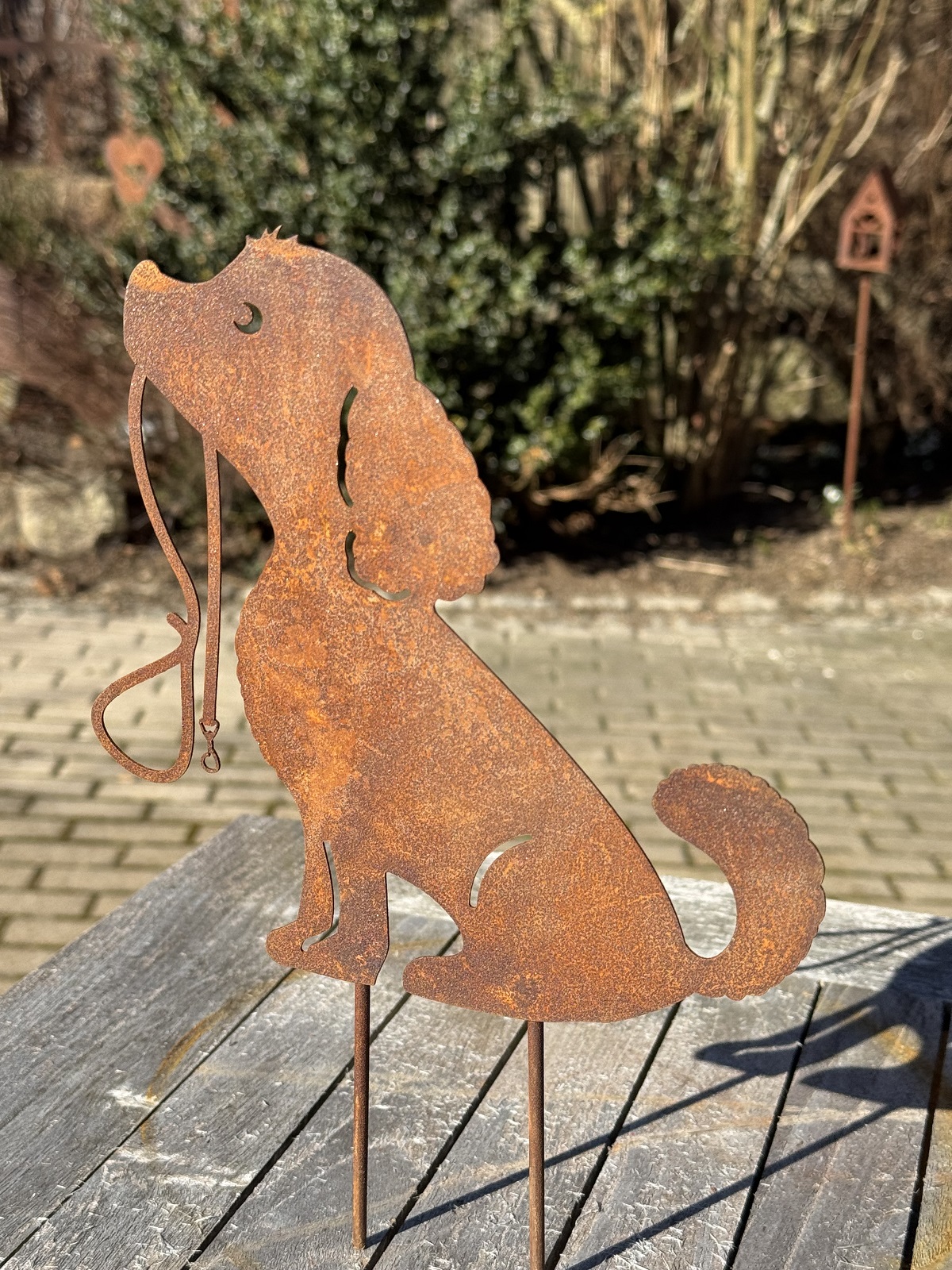 Edelrost Hund mit Leine auf Stab - Höhe 25 cm