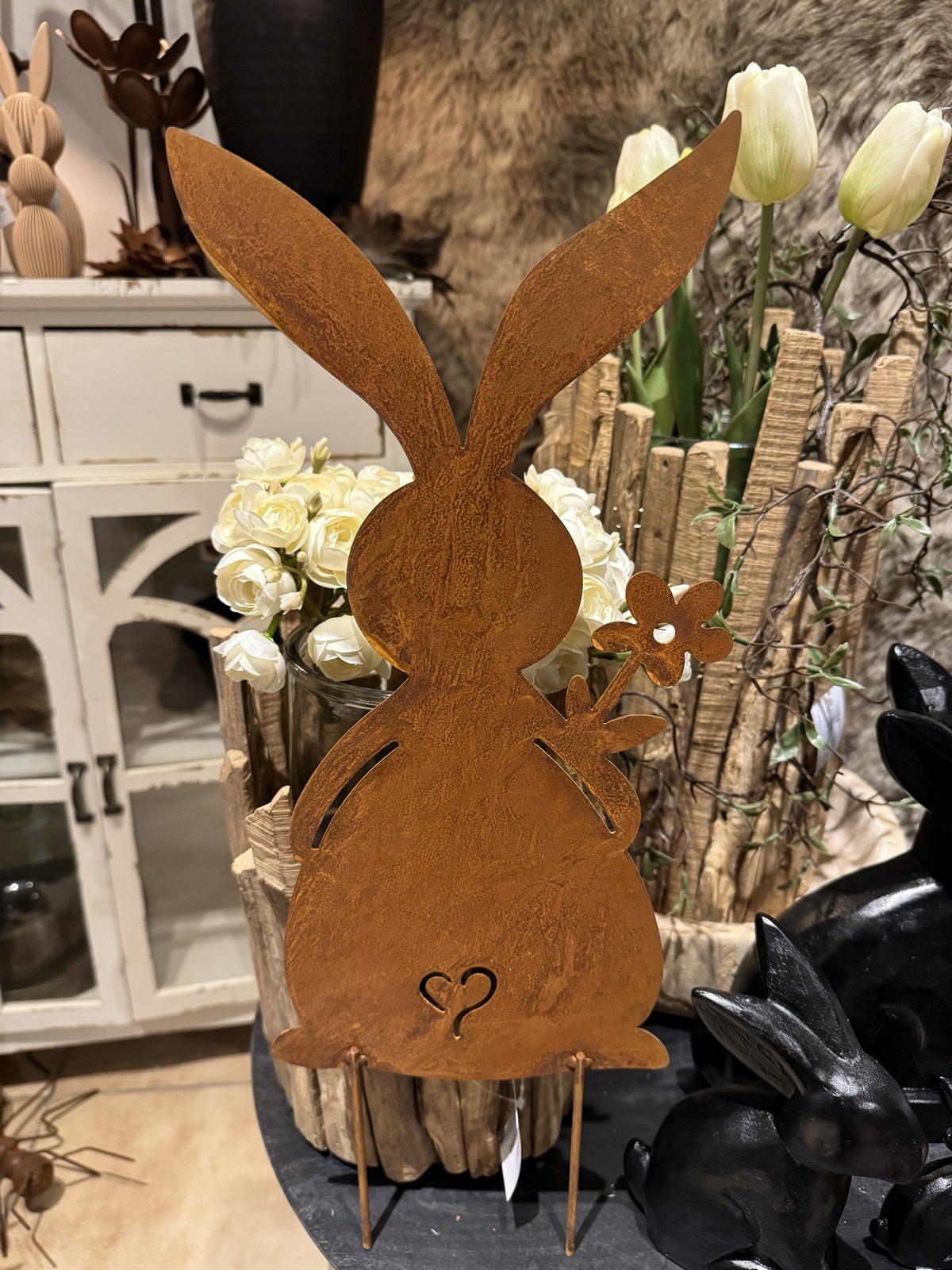 Edelrost Hase Sandy mit Blüte zum stecken - Höhe 38 cm ohne Stab