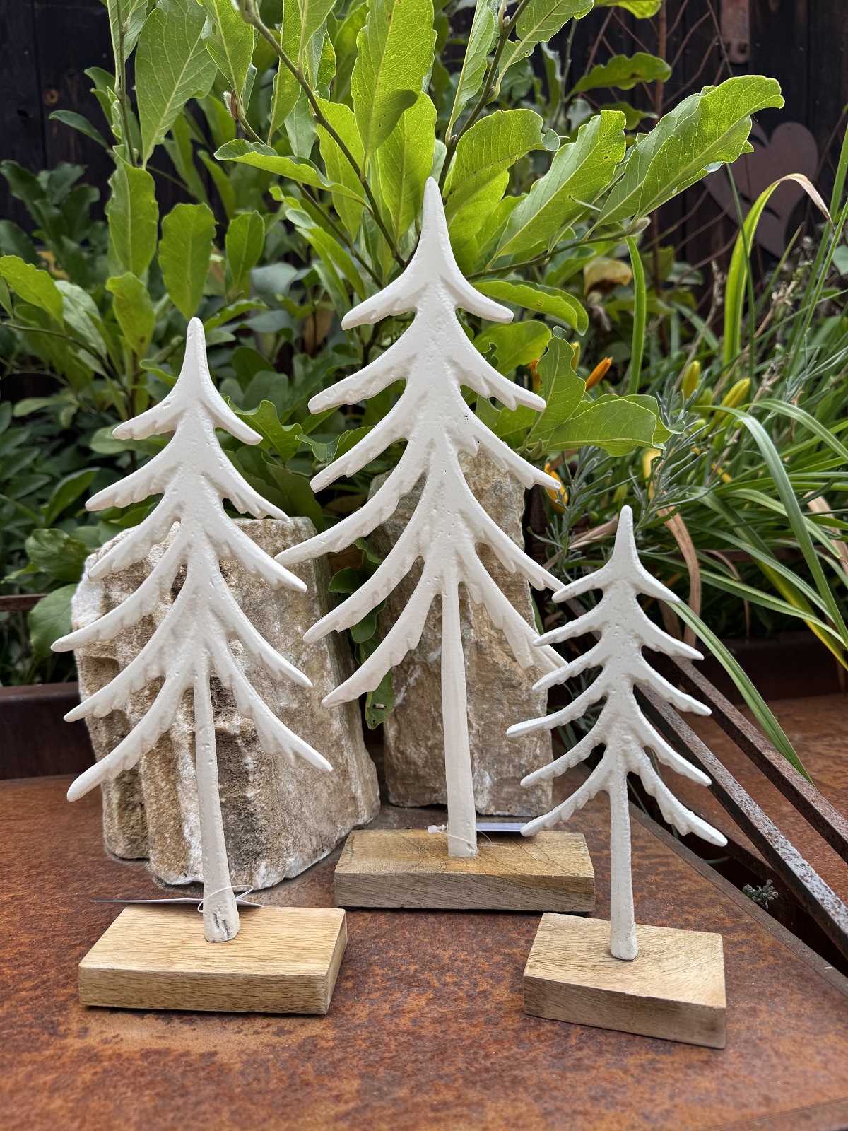 Metall Tanne weiß klein auf Holzplatte - Höhe 20 cm