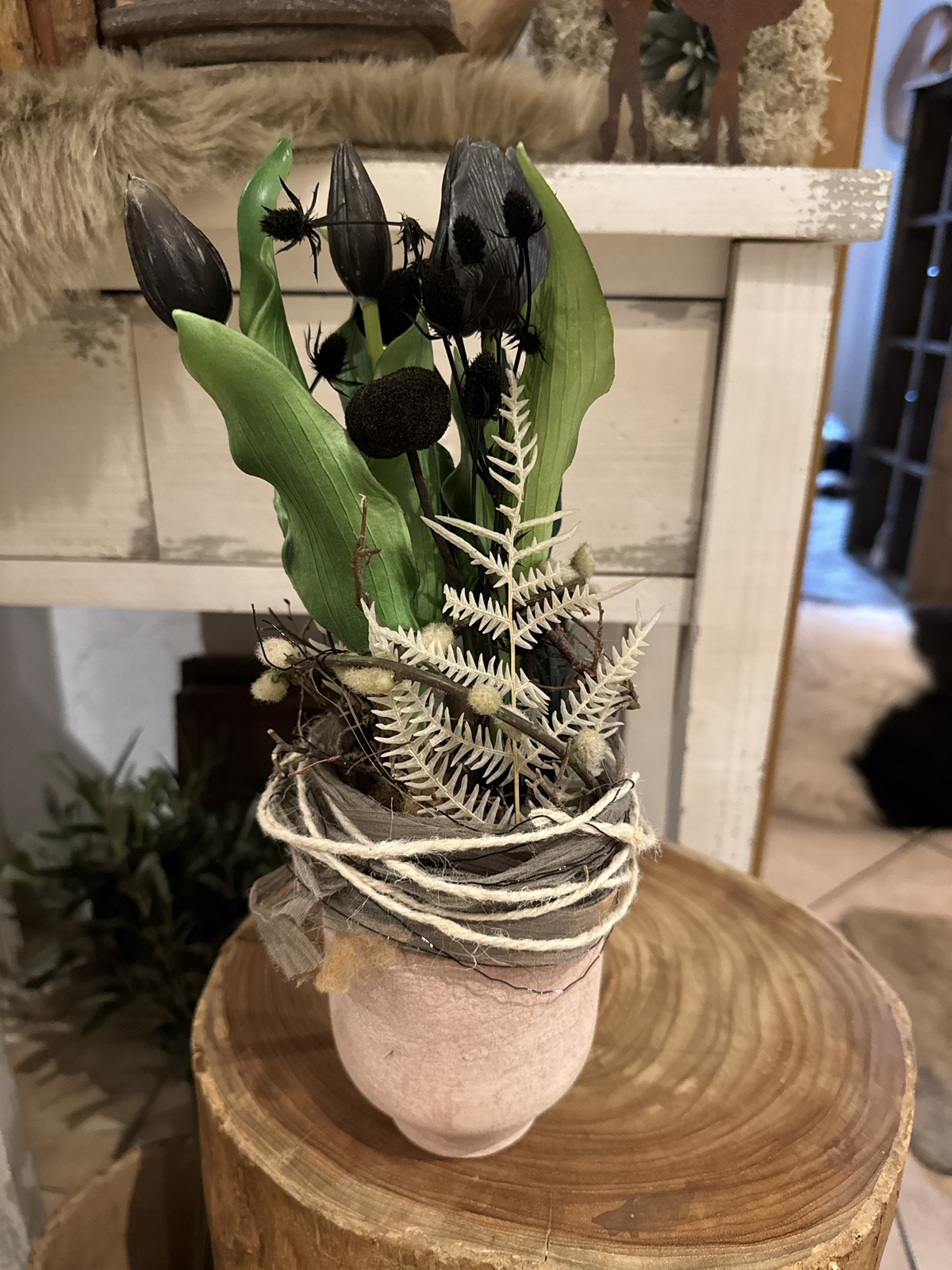 Gesteck (5) im Blumentopf mit Kunstblumen und Naturmaterialien Schwarz / Natur