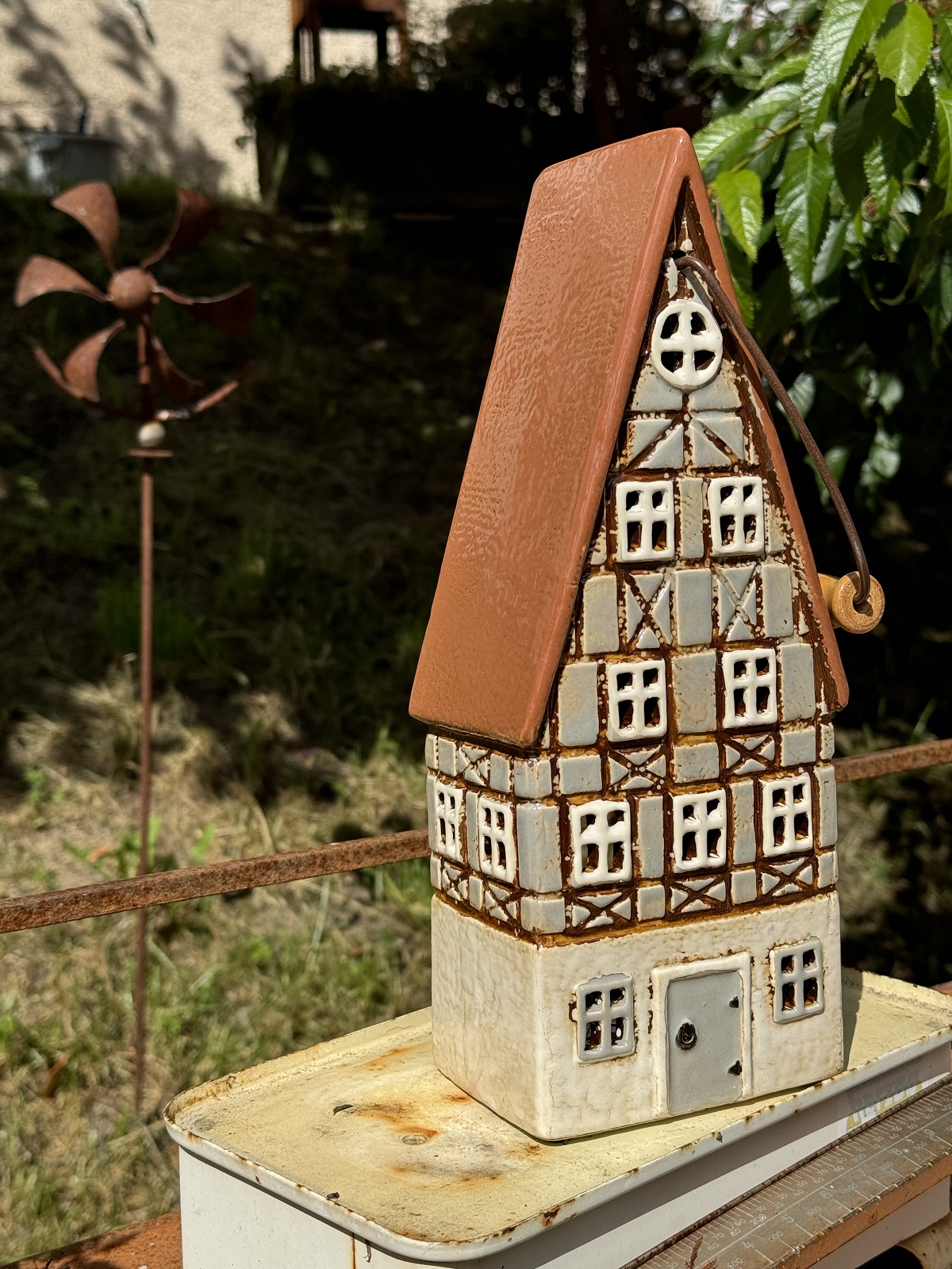 Keramik Windlicht Fachwerkhaus mit Henkel - Höhe 31 cm