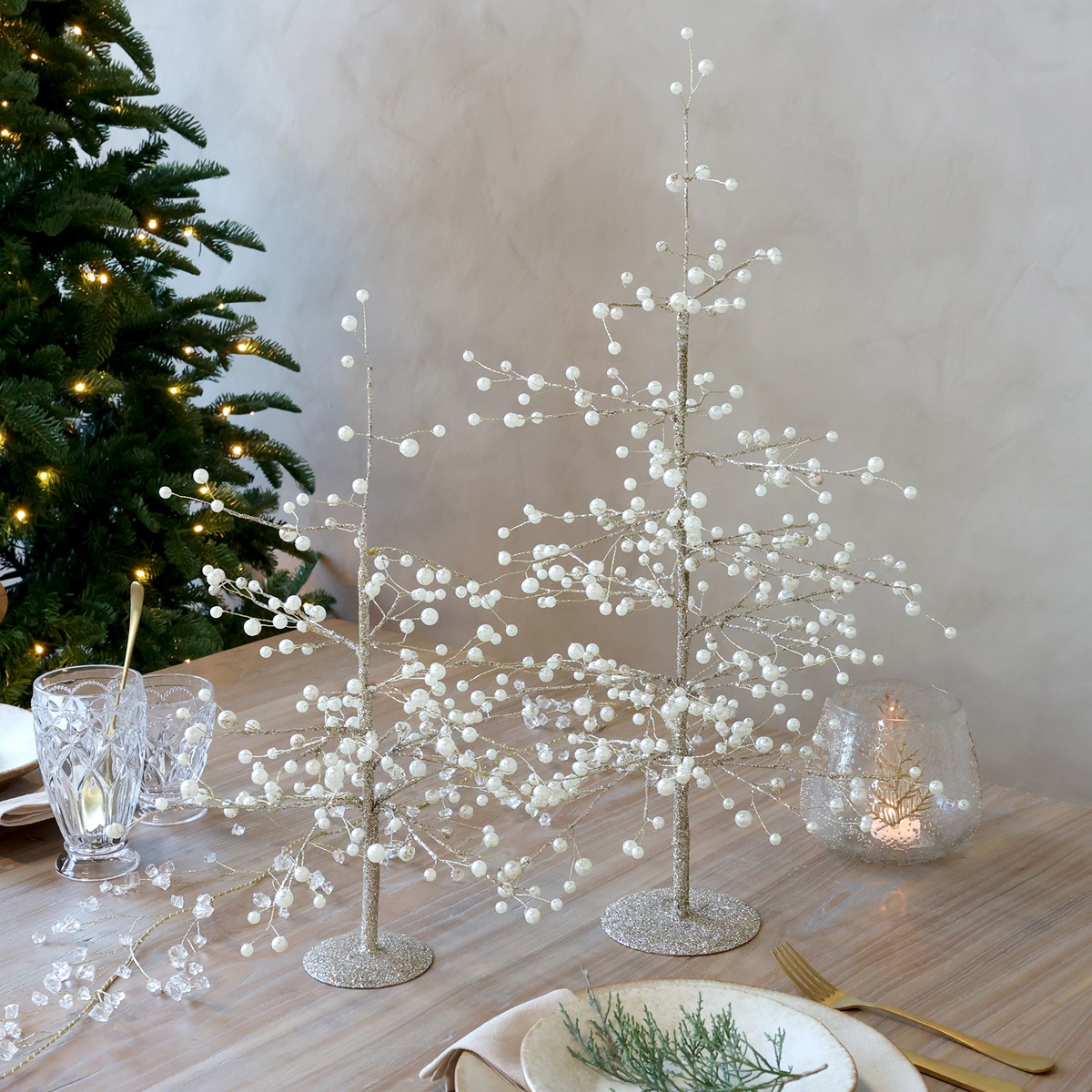 Weihnachtsbaum (kleineres Modell) mit Perlen und Golddraht - Höhe ca. 60 cm