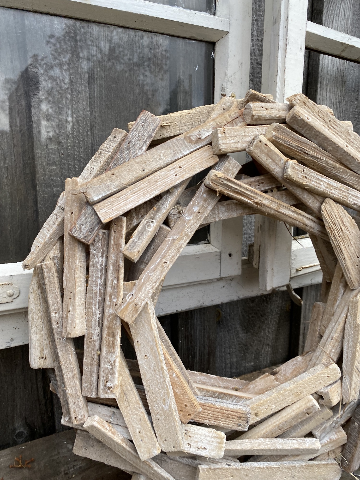 Kranz Holzstücke weiß gekalkt - Durchmesser 40 cm
