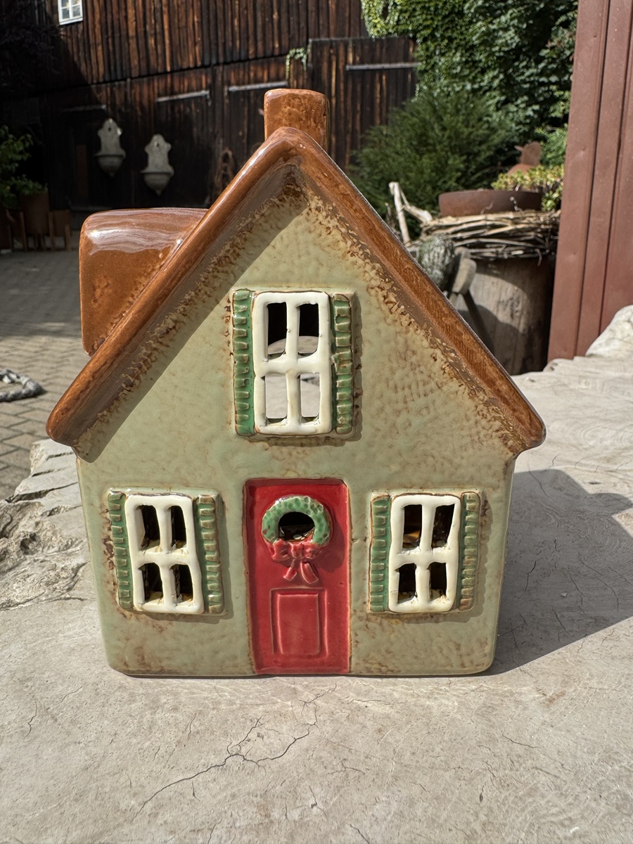 Keramik Lichthaus Waldfrieden Grünton mit roter Tür - Höhe 17,5 cm