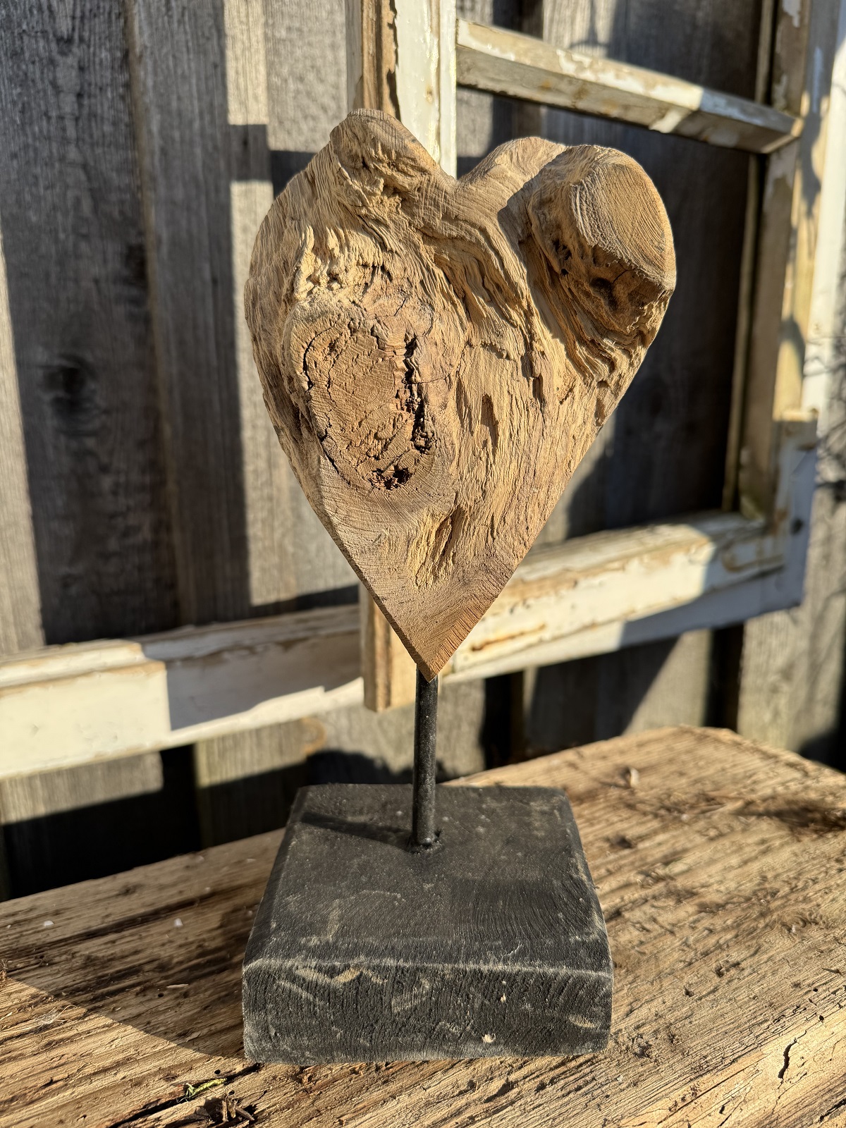 Teak Holz Herz klein auf schwarzem Sockel - Höhe 26 cm