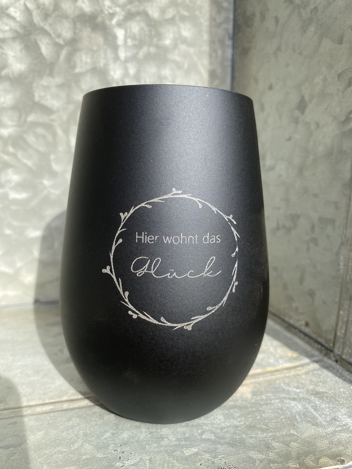Gravur Windlicht Hier wohnt das Glück schwarz/gold - Höhe 12 cm