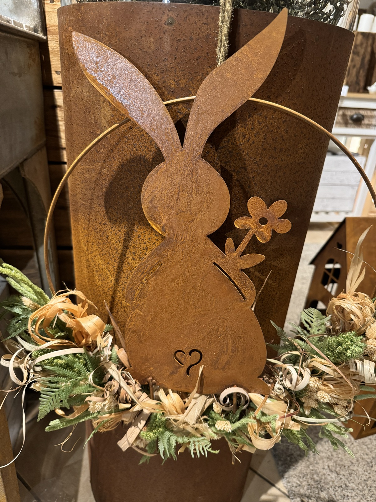 Edelrost Hase Sandy mit Blüte zum stecken - Höhe 38 cm ohne Stab