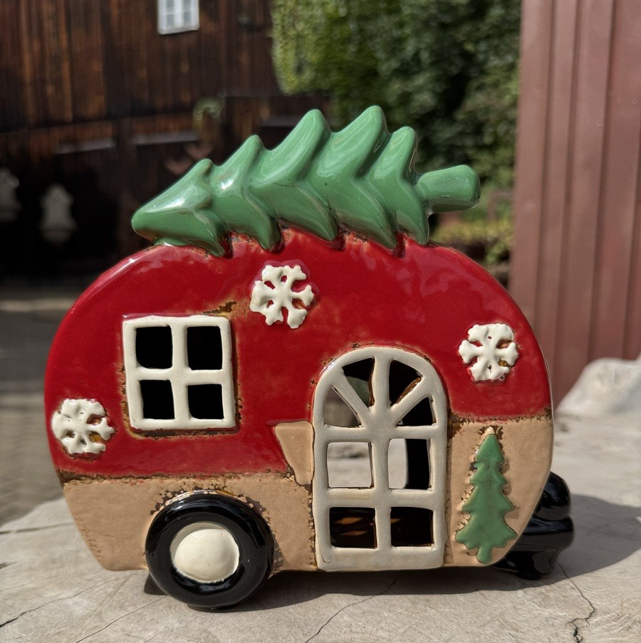 Keramik Wohnanhänger Rot/Natur mit Tannenbaum auf dem Dach - Länge ca. 20,5 cm