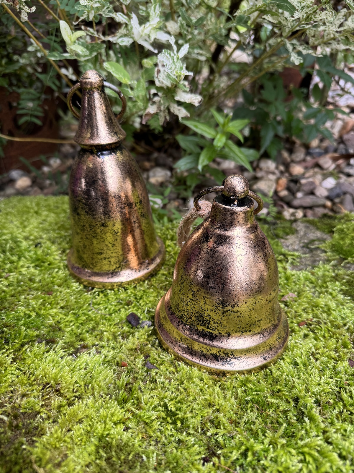 Metall Glocke länglich Gold patiniert an Ring & Seilkordel Höhe 16 cm ohne Kordel