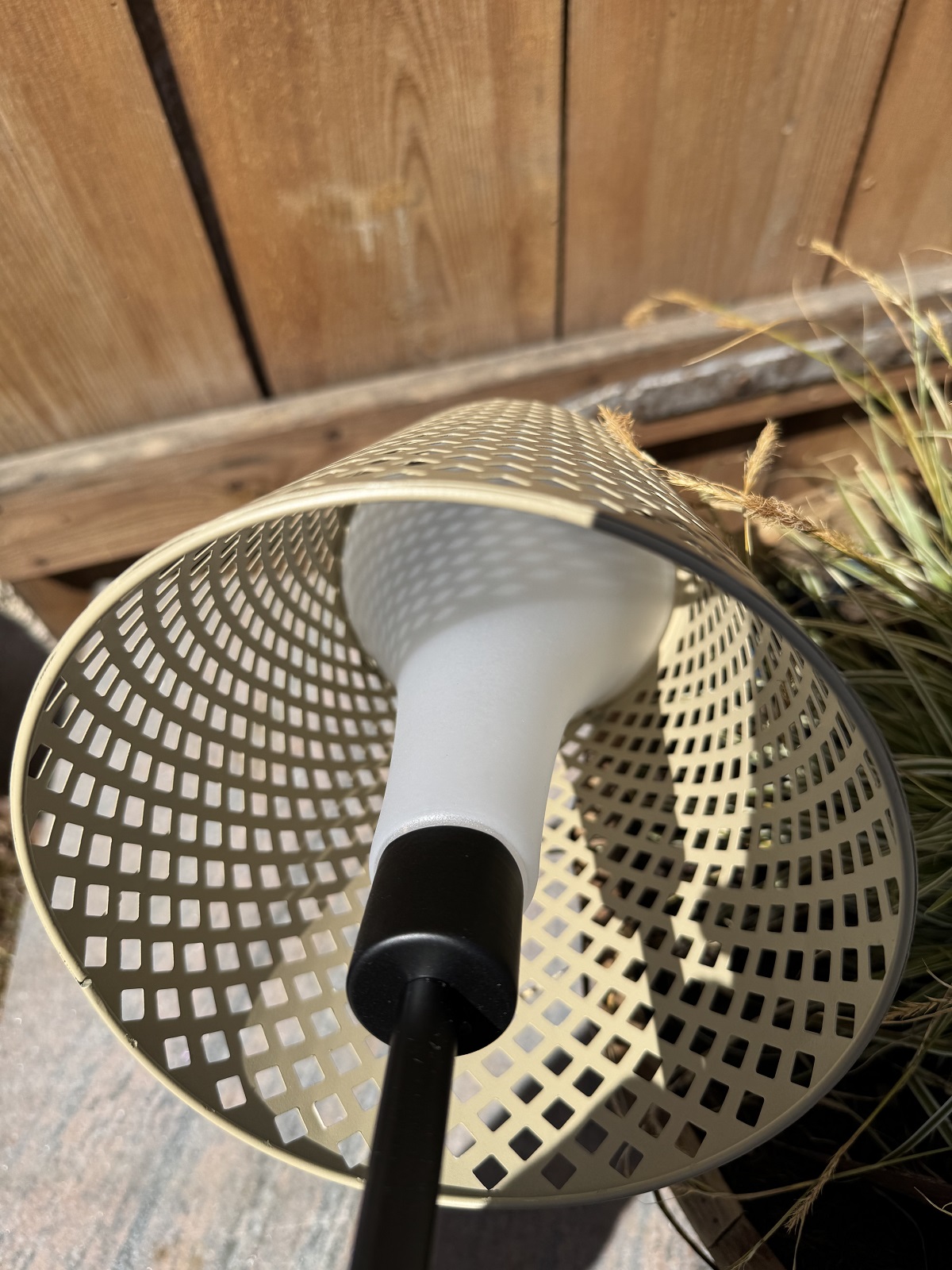 Solar Lampe beige mit Kästchen Ausschnitten im Schirm - Höhe 42 cm