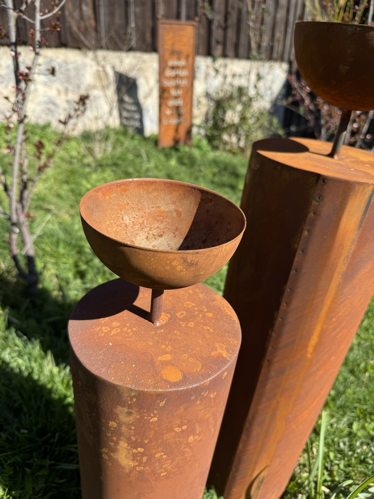 Edelrost Säule rund groß mit Schale ( D 15 cm ) auf Stab - Höhe 60 cm (ohne Schale)