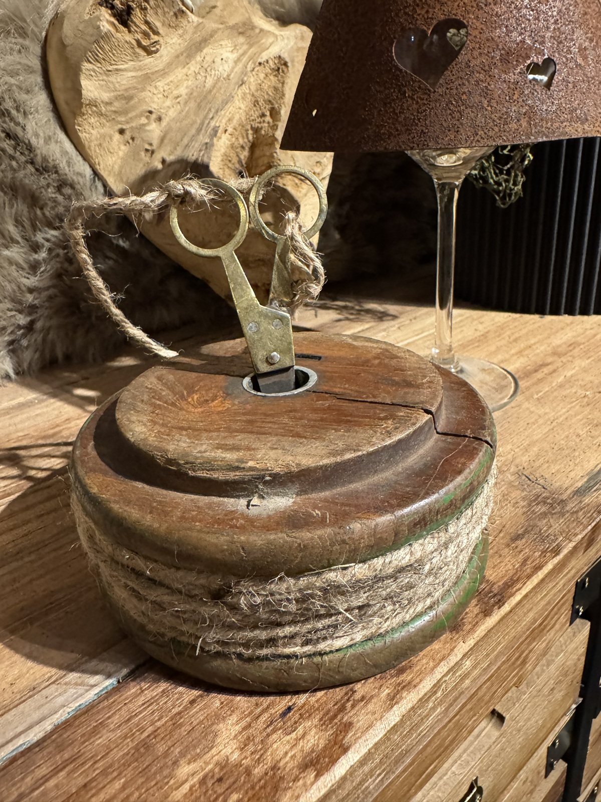 Nostalgie Holz Spule mit Juteband und Schere - Durchmesser ca. 11-13 cm