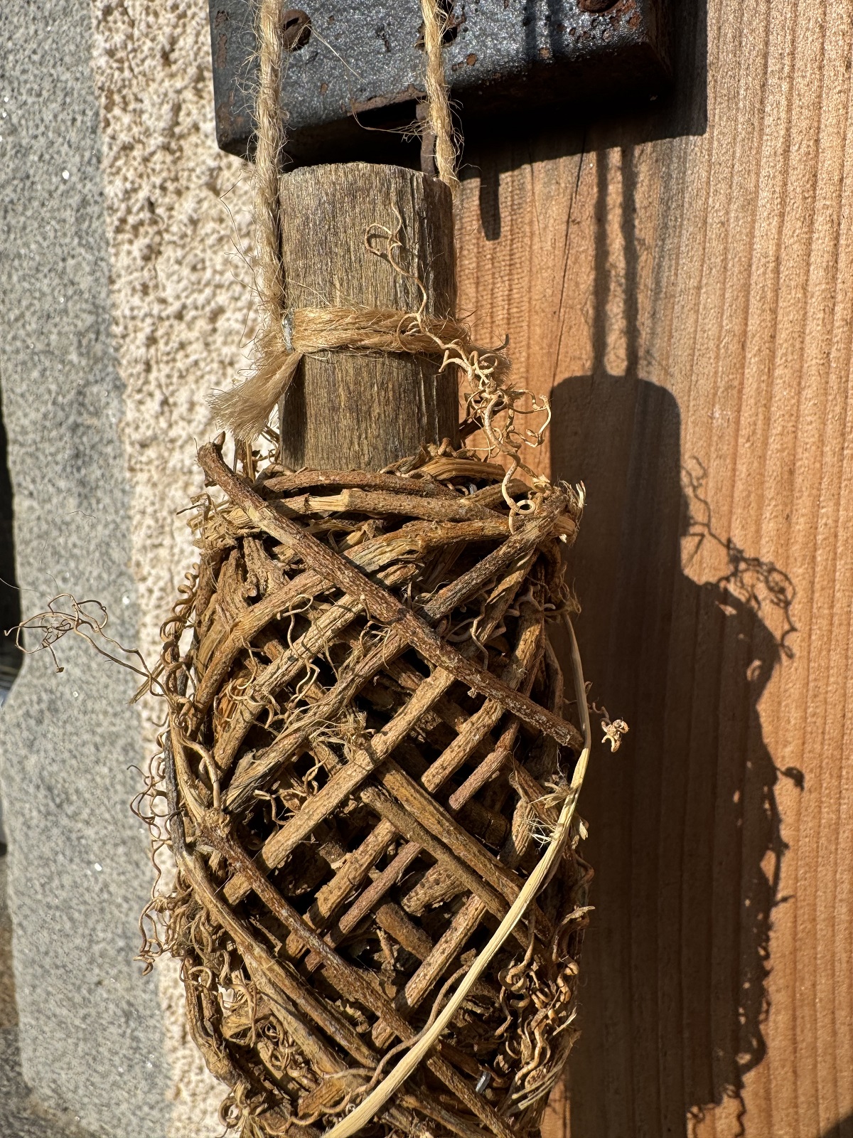 Holz Hänger Garnrolle klein mit Rattan gewickelt - Länge 20 cm