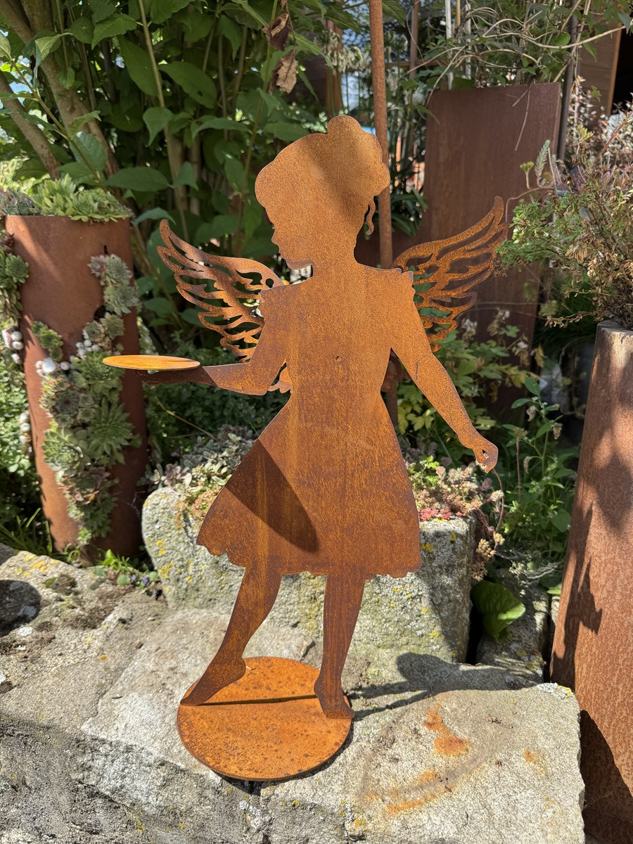 Edelrost Engel Lea mit filigranen seitlichen Flügeln und Tablett stehend - Höhe 56 cm