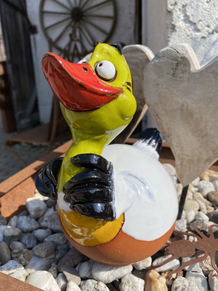 Keramik Gartenkugel Ente Ulrich mit rotem Schnabel - Höhe 20 cm