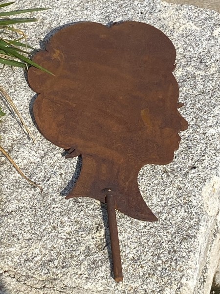 Edelrost Silhouette Dame auf kurzem Stab für Holz - Höhe 20 cm