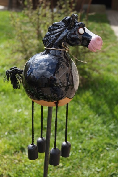Keramik Gartenkugel Pferd schwarz mit Baumelbeinen - Höhe 18 cm ohne Beine