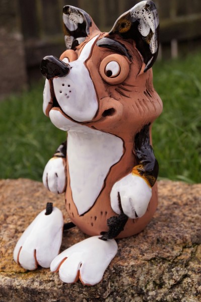 Keramik Schäferhund Sato mit Baumelbeinen