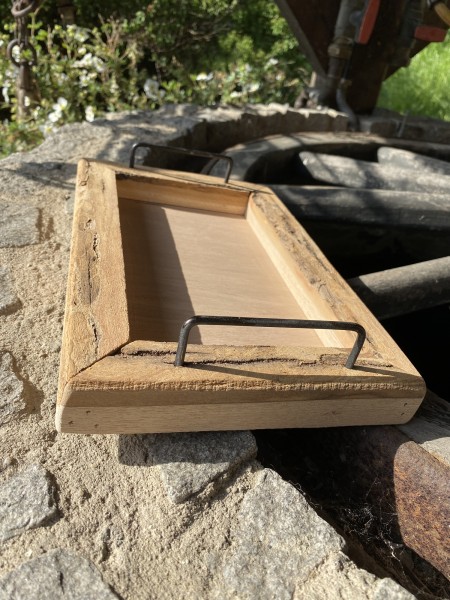 Holz Tablett mit Rinde rechteckig klein und Metallhenkeln - 18 x 28 cm