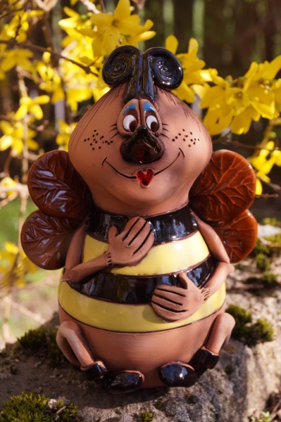 Keramik Biene Lydia mit spitzer Nase - Höhe 17 cm
