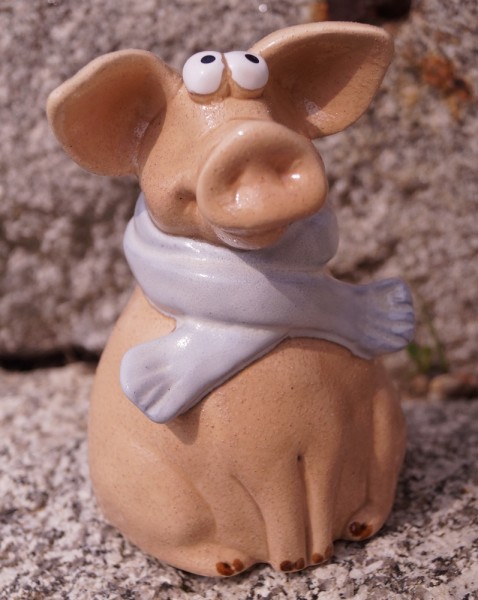 Keramik Schwein Otto mit Schal blau zum Stellen
