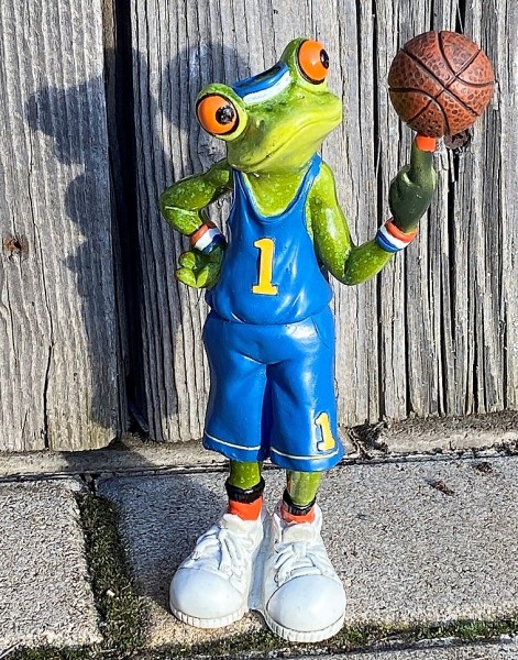 Kunststein Basketball Frosch blaues Trikot - Höhe 17 cm