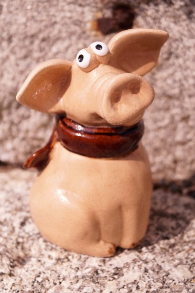 Keramik Schwein Otto mit Schal braun zum Stellen