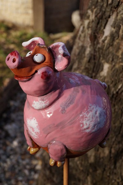 Keramik Gartenkugel Schwein sitzend - Höhe 15 cm