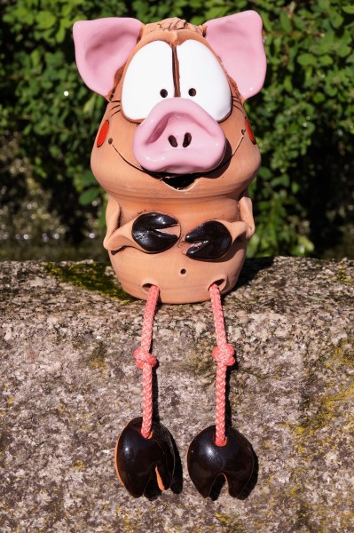 Keramik Schwein Susi mit Baumelbeinen - Höhe 26 cm