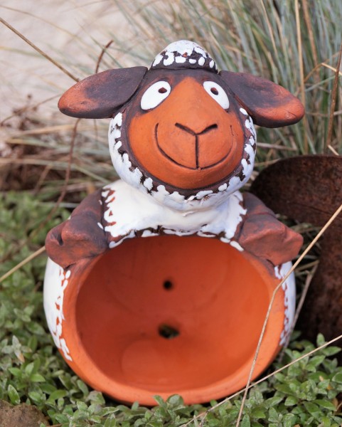 Keramik Gartenkugel Futterstation Schaf Shelly - Höhe 18,5 cm