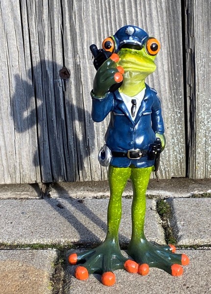 Kunststein Frosch Polizist - Höhe 17 cm