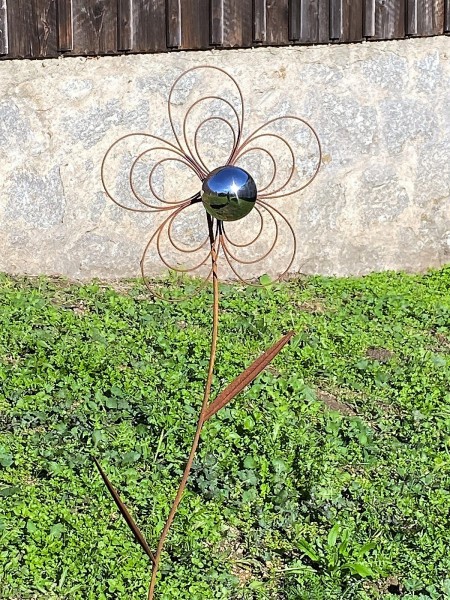 Edelrost Blüte runde Form mit Edelstahlkugel auf Stab - Höhe 117 cm