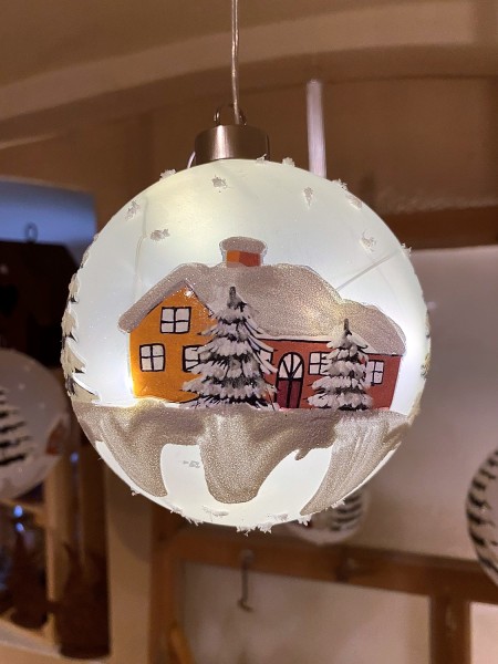 LED Glas Kugel mittel Winterhaus mit Timer - Durchmesser 12 cm