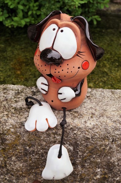 Keramik Hund Harry mit Baumelbeinen
