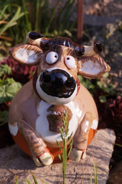 Keramik Gartenkugel Kuh Rosi mit Glocke - Höhe 18 cm