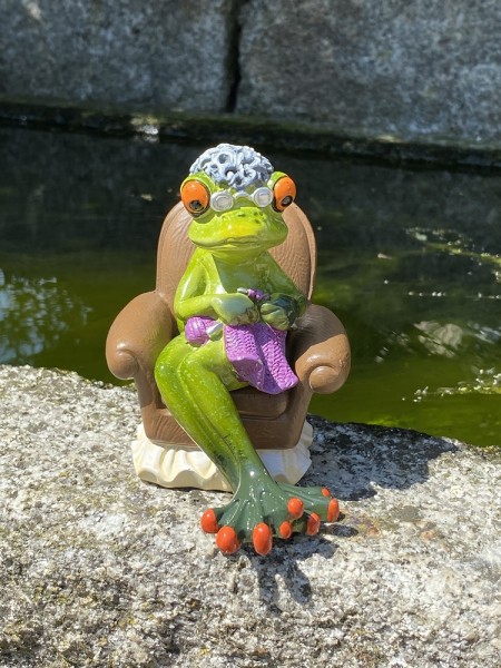 Kunststein Frosch Oma strickend auf Ohrensessel